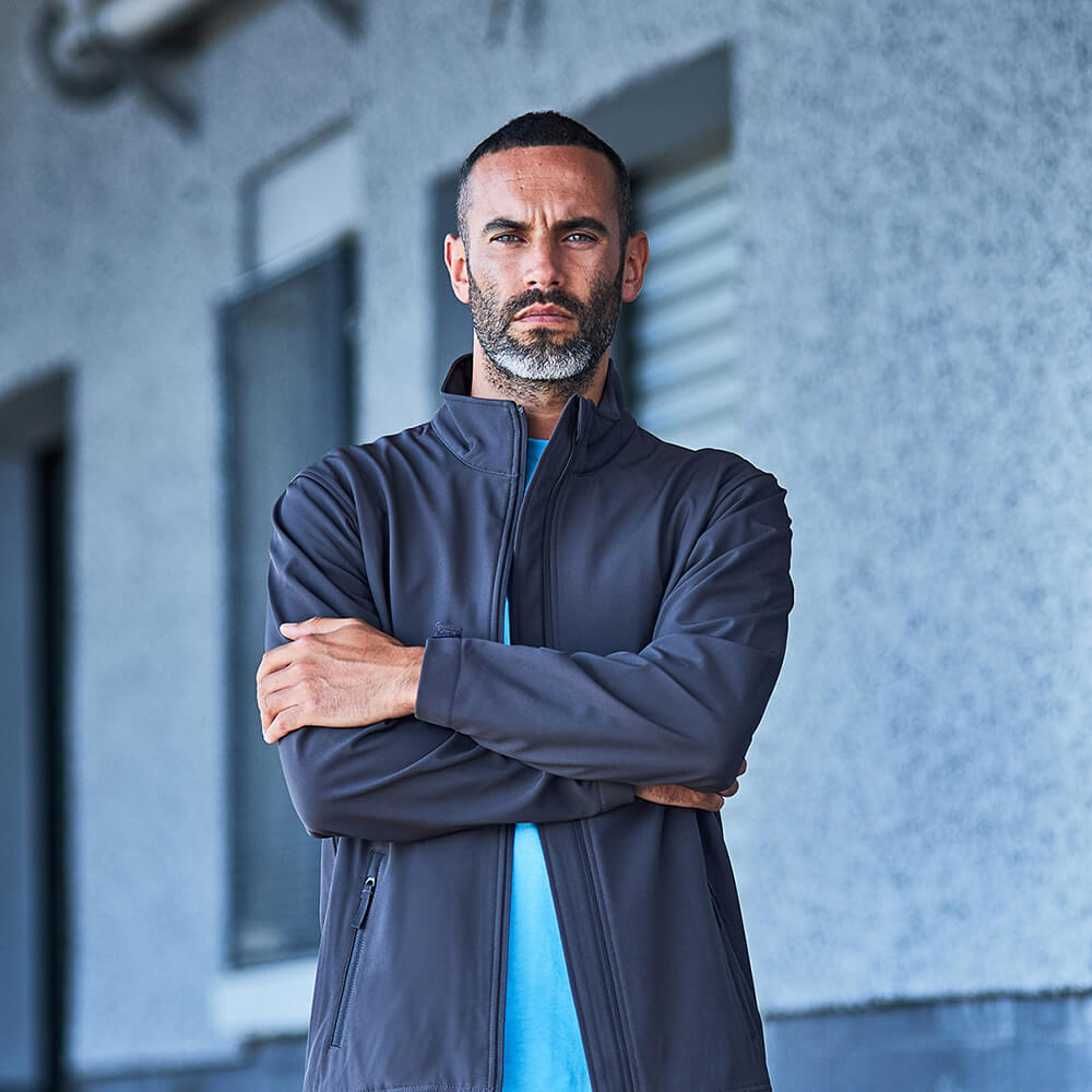 Man wearing softshell jacket